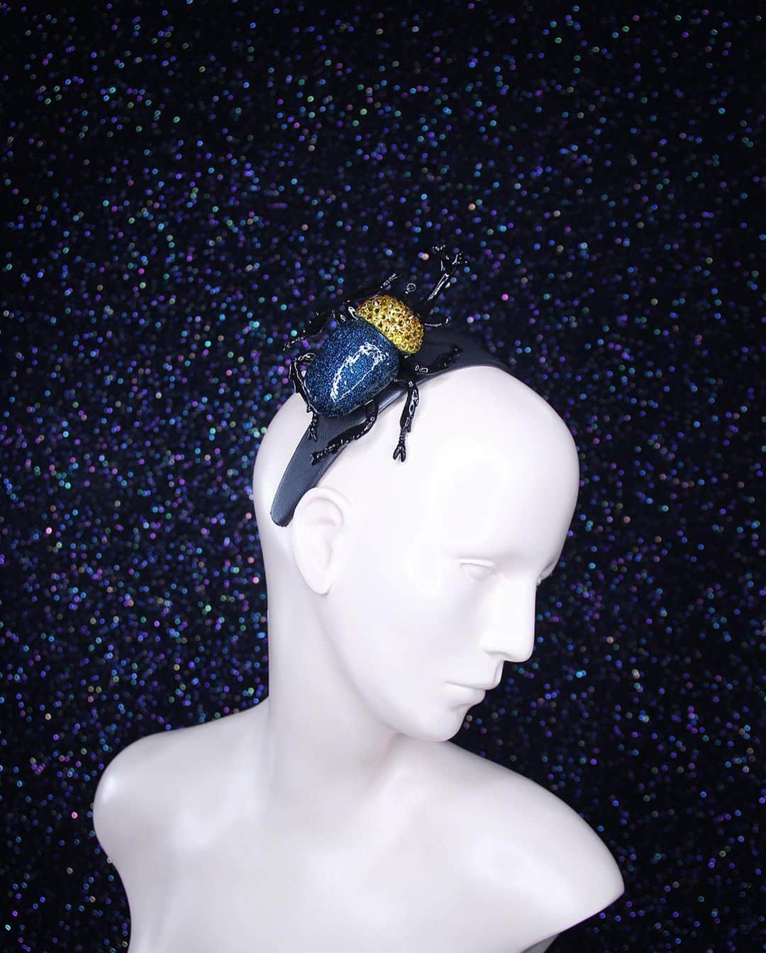 ピアーズアトキンソンさんのインスタグラム写真 - (ピアーズアトキンソンInstagram)「✨💎🌠💛✨ evening sparkle / CRYSTAL ENCRUSTED HYPER-BEETLE HEADBAND ✨✨💎💫  A unique Steel Blue leather headband trimmed with a Swarovski encrusted hyper-beetle in Teal and Acid Yellow crystal.  A witty headband perfect for spring/summer events or an evening soirée.   Fitting: Steel Blue leather headband. One size.  One of a kind, available at www.piersatkinson.com ‼️  #✨ #💎 #💛 #🌠 #piersatkinson #millinery #hat #hats #headpiece #headdress #headband #milliner #maker」10月8日 4時38分 - piersatkinson