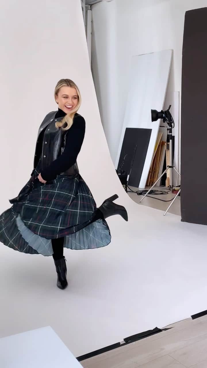トーリ・ウェブスターのインスタグラム：「a little behind the scenes 🎬🖤 all my many looks & moods on set 🙃which outfit is your fave?   •shoot for @dswcanada  •hair & makeup @facesbynoah   #photoshoot #model #fallfashion #fallvibes #modeling #modellife」
