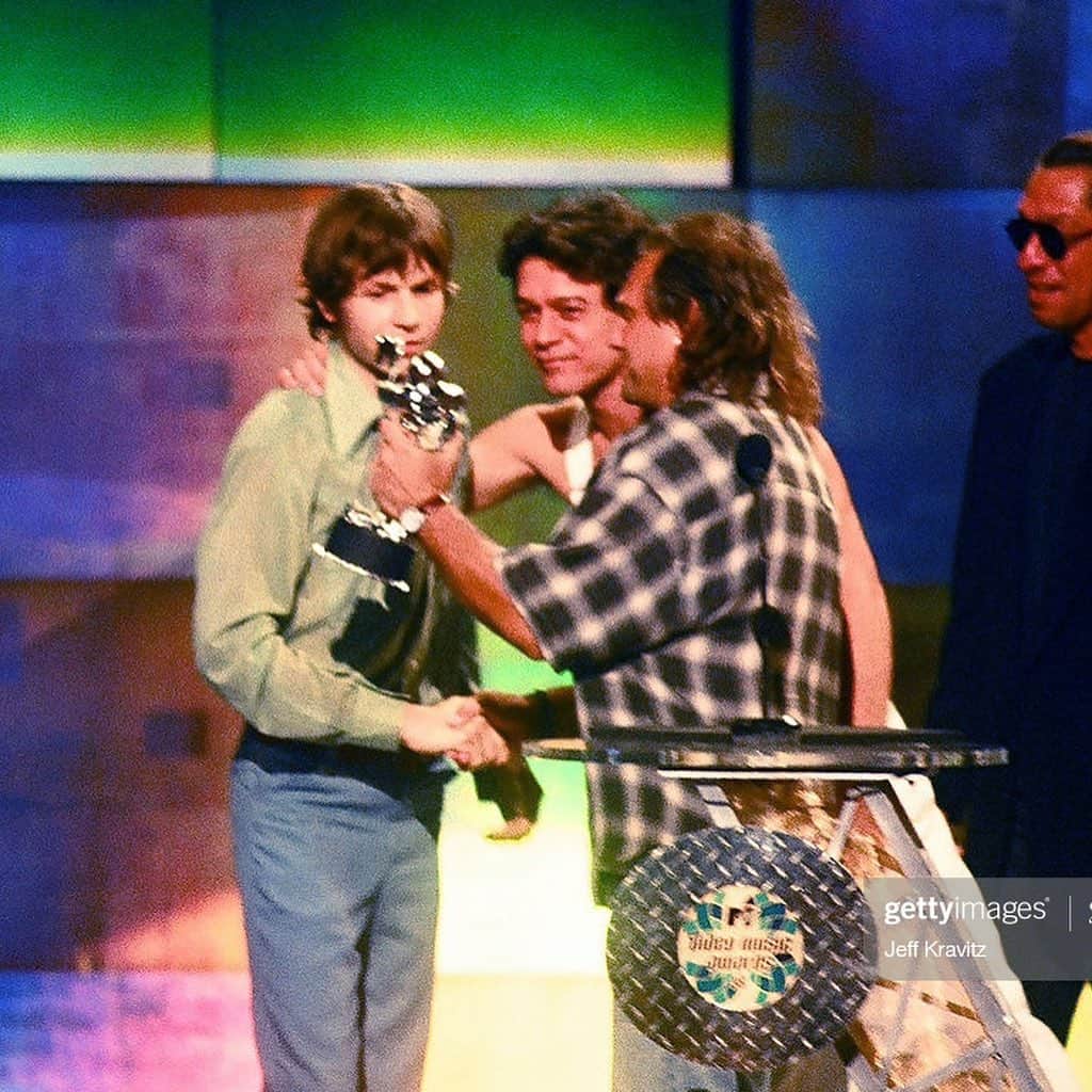 Beckのインスタグラム：「The first time I was on award show was the MTV awards. Van Halen with David Lee Roth had not been seen together since the early 80s. I think they were there to announce a reunion. They were also presenting the award for the category I was nominated him. As if I wasn’t nervous enough there was David Lee Roth holding court and Eddie Van Halen at his side in white overalls putting his legendary arm around me to hand me an award. Two very surreal things happening at the same time in front of a Radio City Hall audience filled with every musician you could think of.  The next time I ran into Eddie was many years later at my dentist. I had just gotten a filling and he popped in with his inimitable grin and said hello. When I heard the news about his passing yesterday the first thing I thought about was that grin. I had always thought that the secret to what made his playing so impressive wasn’t just his technical prowess but that grin. You rarely see a rock musician having that much fun. I remember as a little kid seeing that infectious smile on TV while nonchalantly perpetrating pyrotechnic guitar wizardry thinking that guy knows some thing that I want to know and someday I want to be having as much fun as him. I still hope to reach that guitar beatitude someday.」