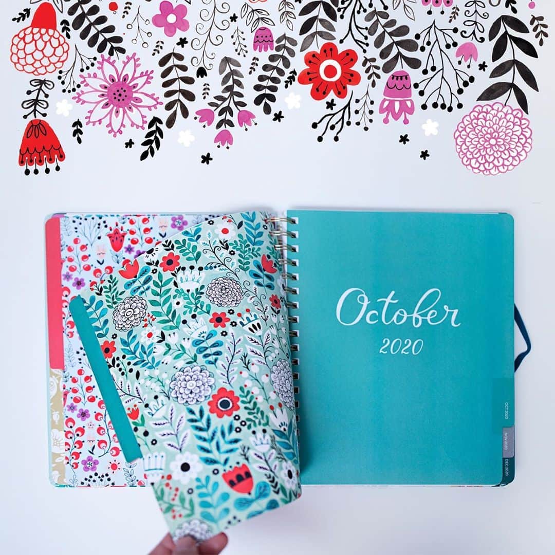 Dinara Mirtalipovaのインスタグラム：「October has always been the busiest month for me - it’s full of deadlines, personal events and holiday preparations. This year in particular, October is more challenging than ever for me as I added homeschooling duty on top of everything else.  The other day I read an interesting article that stayed how in our modern society being busy is often praised and admired, however the true freedom is in stillness and in permission to do absolutely nothing.  I enjoy those “lazy” days so much in February. Most people don’t like the cold, boring, gray, soggy February days, but they are absolutely my favorite. I hope my floral planners will brighten up your busy schedules! Get them while they last 🌿  #mirdinaraplanners  #highnotecollection」