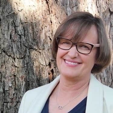 アメリカン航空のインスタグラム：「When Karen Churchill was diagnosed with breast cancer in 2017, the #AAteam stepped in to do what they do best — care for people on life's journey. Read Karen's story in our newsroom — link in bio. #BreastCancerAwarenessMonth」