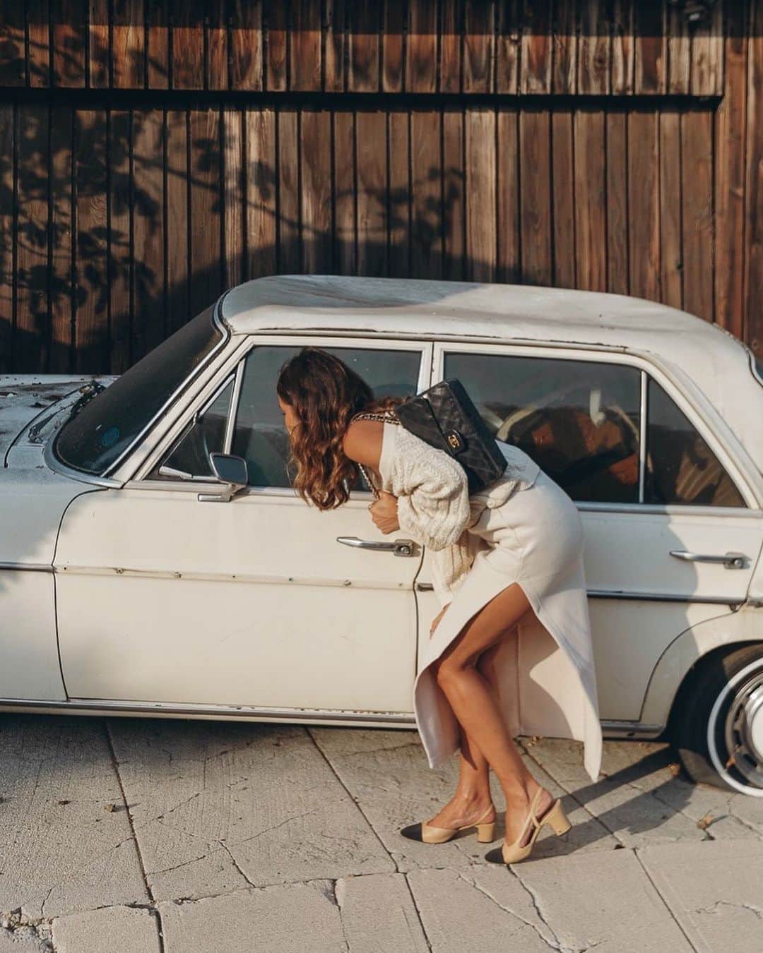 Collage Vintageのインスタグラム：「Mirror, mirror on the car... do you like my outfit? 🥰」