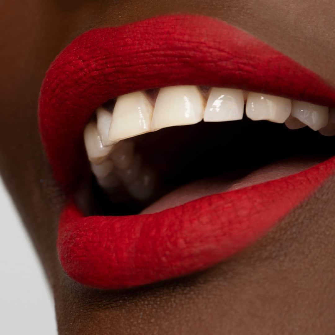 Smashboxのインスタグラム：「Always On Liquid Lips are here for a good time AND a long time. Beautifully matte & shockingly comfortable because of our primer oil complex. Grab yours as a part of our limited edition Holiday Collection sets.✨  💋Always On Liquid Lip in Bang Bang」