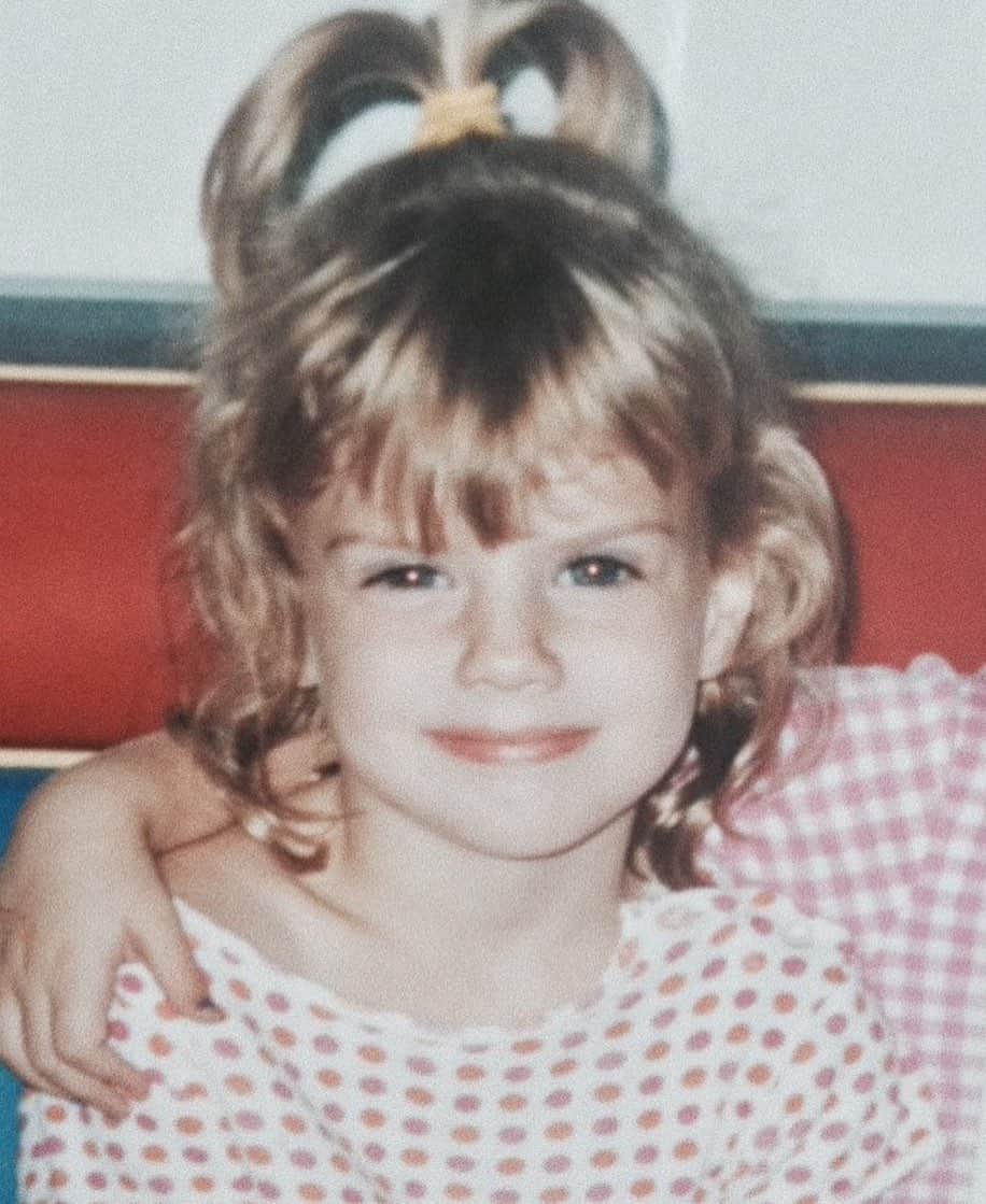 シャーロット・マッキニーのインスタグラム：「In honor of #DayoftheGirl I’m helping my friends @girlpowerfulproject amplify female voices by sharing powerful messages, learnings and compassion with our younger selves to inspire the next generation.   To the girl in this picture, don’t be so hard on yourself. Life is a journey and it’s so much more enjoyable when you are kind to yourself.  I challenge @brookecaldwell16 @jennameyer22 @autumnschweizer @emsteel @garlandyi @christinagarciayoga @hollyewiersma @teditalks in the #girlpowerfulchallenge   1. Donate $10 to Girl Powerful at http://spot.fund/girlpowerful 2. Post a picture of yourself on IG at an age you needed guidance 3. For the caption, write advice you would give to your younger self 4. Tag 10 friends & use the hashtag #girlpowerfulchallenge 5. Girl Powerful is a 501(c)3 designed to give tween girls mental health tools to build a strong sense of self.」