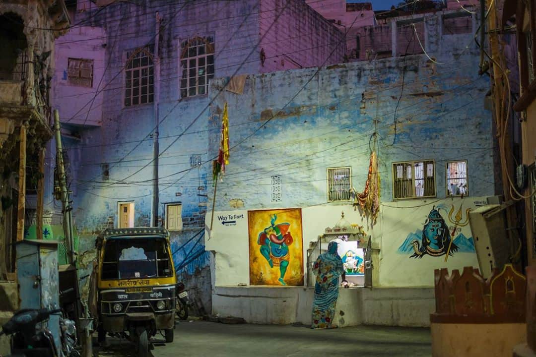 National Geographic Travelさんのインスタグラム写真 - (National Geographic TravelInstagram)「Photos by @francescolastrucci / Daily life in Jodhpur’s Blue City, Rajasthan, India. The blue color, ranging from light blue to intense indigo, once served to identify the homes of the Brahmins, the members of the priestly caste and the highest status in India. Though locals, especially when opposing the Brahmin-related theory, will come up with many other explanations. There is a legend that says the color is related to the myth of Lord Shiva’s blue skin. Some say that the blue paint, a mixture of copper sulphate and limestone, keeps termites away from the houses, while others say it keeps the houses cool in the harsh summer months. Whatever the truth is, wandering in the labyrinthine alleys of the walled town is an experience for the senses, from the blue cubic houses piled up along the narrow lanes to the shops, shrines, and small temples and up to the spice and craft bazaar. Follow me @francescolastrucci for more places, daily life, and stories around the world. #india #rajasthan #dailylife」10月8日 5時06分 - natgeotravel