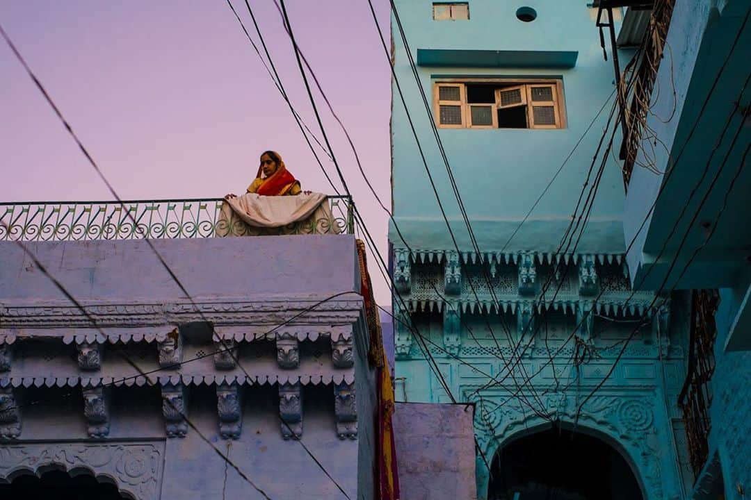 National Geographic Travelさんのインスタグラム写真 - (National Geographic TravelInstagram)「Photos by @francescolastrucci / Daily life in Jodhpur’s Blue City, Rajasthan, India. The blue color, ranging from light blue to intense indigo, once served to identify the homes of the Brahmins, the members of the priestly caste and the highest status in India. Though locals, especially when opposing the Brahmin-related theory, will come up with many other explanations. There is a legend that says the color is related to the myth of Lord Shiva’s blue skin. Some say that the blue paint, a mixture of copper sulphate and limestone, keeps termites away from the houses, while others say it keeps the houses cool in the harsh summer months. Whatever the truth is, wandering in the labyrinthine alleys of the walled town is an experience for the senses, from the blue cubic houses piled up along the narrow lanes to the shops, shrines, and small temples and up to the spice and craft bazaar. Follow me @francescolastrucci for more places, daily life, and stories around the world. #india #rajasthan #dailylife」10月8日 5時06分 - natgeotravel