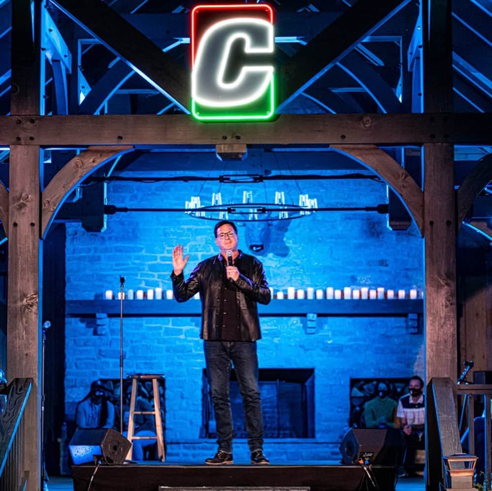 ボブ・サゲットのインスタグラム：「Thinking back a couple weeks and missing Standup so much. Thanks to my friend, the great Dave Chapelle, for having me at #chappellesummercamp with the best audience as well as my fave comedians. So looking forward to figuring out how to perform safely again for audiences who are also safe. 😂😷💙  @davechappelle @christucker @michelleisawolf @donnellrawlings @therealchrisspencer @realmoamer @djtrauma @cordae & Louis CK. Photos by: @candytman 📸」