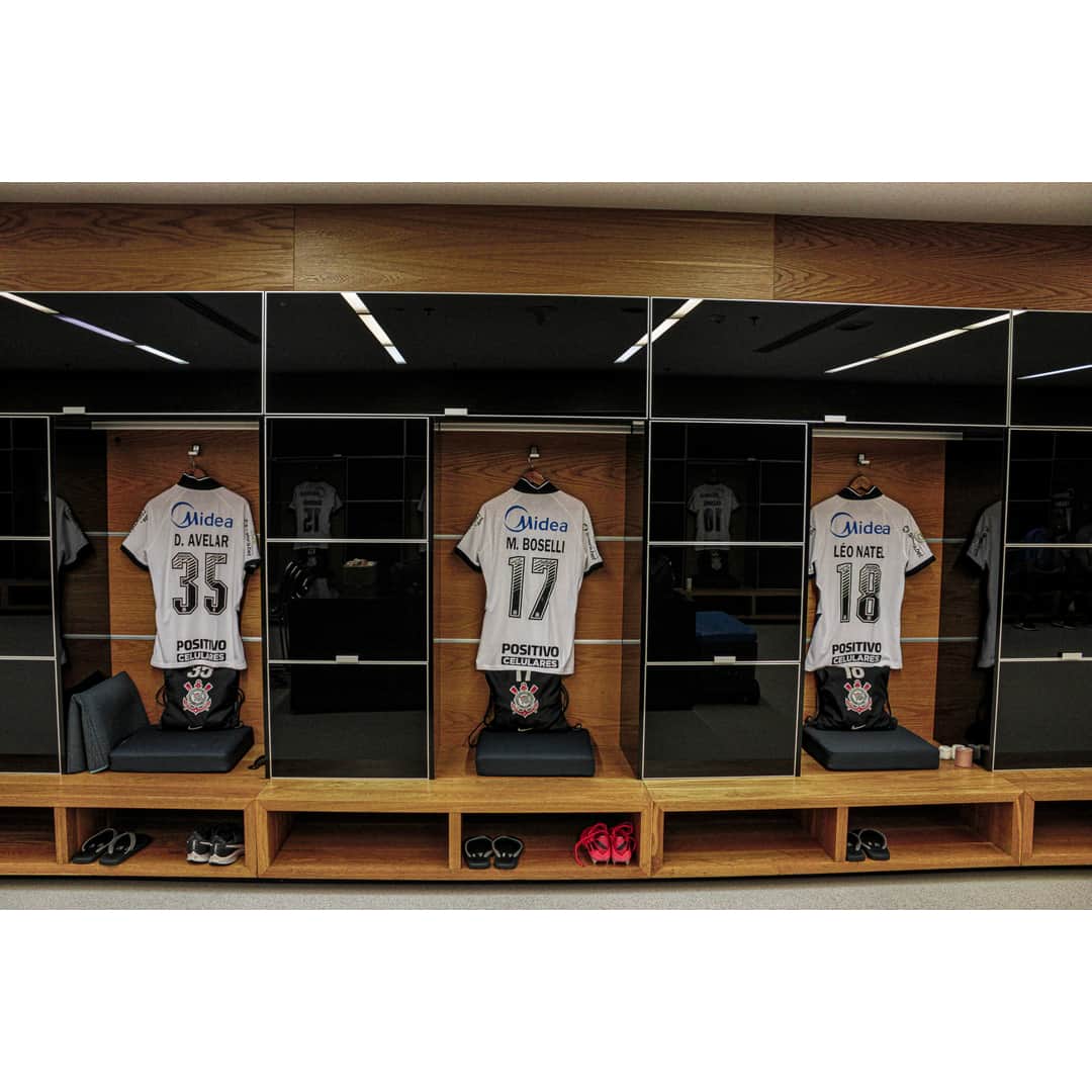 コリンチャンスさんのインスタグラム写真 - (コリンチャンスInstagram)「O vestiário alvinegro também já está prontinho aqui na @neoquimicaarena. Daqui a pouco tem clássico, Fiel! ⠀ ⠀⠀ ⠀ #SCCPxSAN #VaiCorinthians #BMG #Nike #EstrellaGalicia #CorinthiansEPositivo #Matrix #Midea #Poty #Serasa #Orthopride #CartãodeTodosCorinthians #AleCombustíveis #DoTerra #Hapvida #GaleraBET」10月8日 5時15分 - corinthians