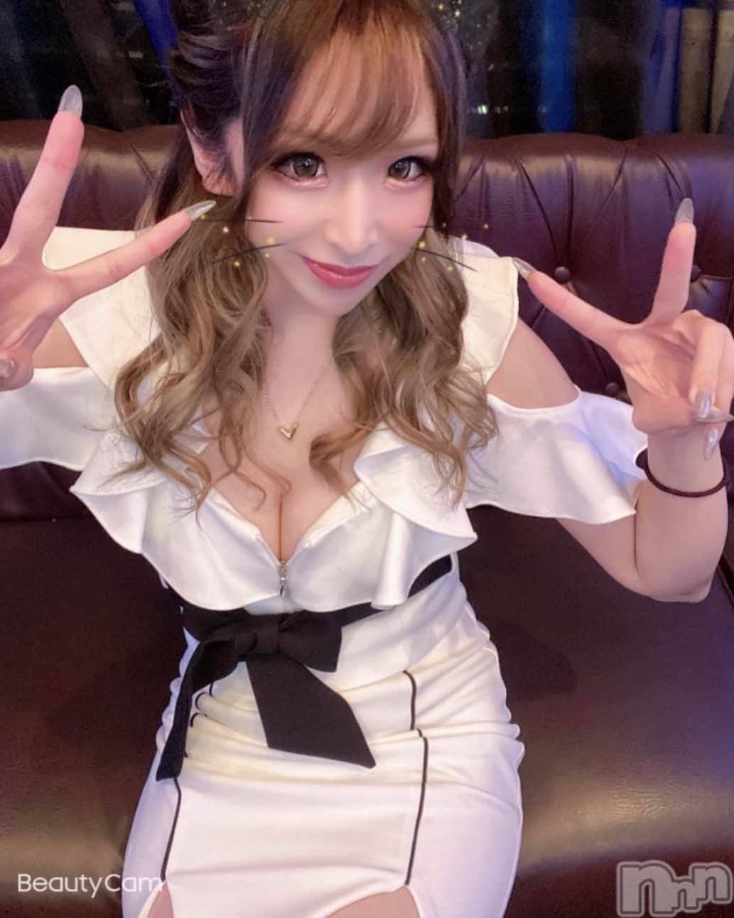 まゆさんのインスタグラム写真 - (まゆInstagram)「白ドレスが一番しっくりくる🤢 ハロウィンにむけてサイトと ずっとにらめっこ👻♥️ 日が登る前に寝たいです🤷‍♀️💭 フォロワー様方たくさんの いいねや掲載のストーリー ありがとうございます🙇‍♀️💕 ほんとインスタ始めてよかった🌟 #新潟#駅前#古町#アンジュ#Ange#キャバクラ#ラウンジ#新潟ナイトナビ#新潟繁華街美女#古町案内所#美女図鑑#キャバ図鑑#お酒#シャンパン#ハロウィン#sugar#ドレス#可愛い#女の子#フォローミー @ange.furumachi」10月8日 5時17分 - mayu_1330