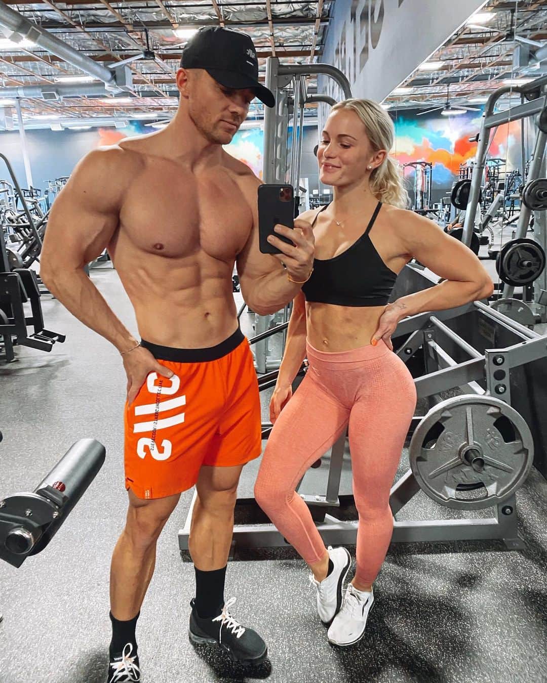 スティーブ・クックのインスタグラム：「What’s your kinda date? Gym together or dinner together?  @morganrosemoroney」