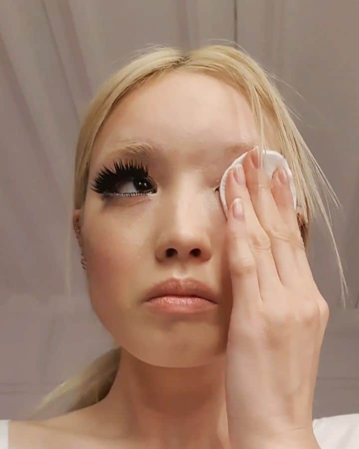 フェルナンダ・リーのインスタグラム：「Around a year ago hehe⠀ 👁👃👁⠀  👄」