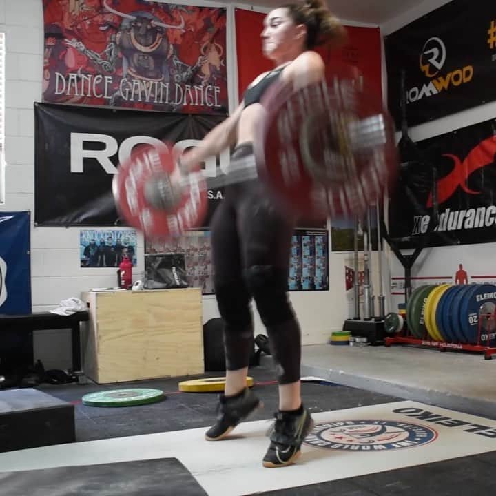 マッティ・ロジャーズのインスタグラム：「I’m on a wonderrrrrrful back off week this week, so all my lifting is light, quick & technique focused. It’s almost harder for me because I tend to overthink trying to make things SO PERFECT (spoiler, they’ll never be perfect). Here’s a snatch from my on the minute work today slowed down a bit so y’all can pick it apart at your leisure. A few things I didn’t like about this one, see if you can guess what they were (hint: most obvious one is one that tends to be more prevalent in my lighter lifts and work it’s way out as I get heavier bc I’m an antsy mother fucker)」