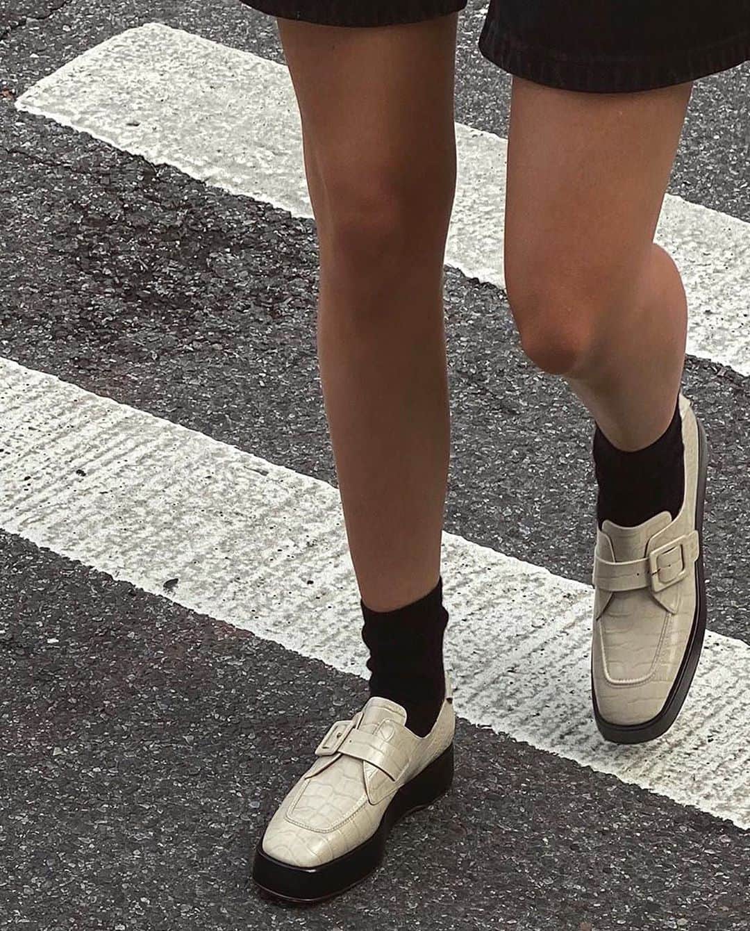 WHO WHAT WEARさんのインスタグラム写真 - (WHO WHAT WEARInstagram)「Two words: chunky loafers. They're the flat shoe of choice for fall 2020. Tap the link in bio for our favorite pairs to shop at every price point. photos: @sofiamcoelho, @nycbambi, @hoskelsa」10月8日 5時26分 - whowhatwear