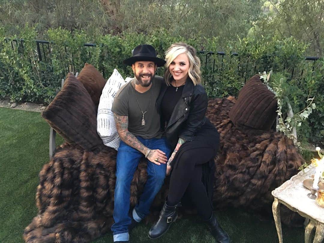 A.J.のインスタグラム：「Happy birthday, my love!! I wake up every day feeling so lucky to have you as my wife, best friend and partner in crime. You are compassionate, selfless, hard working, thoughtful, hilarious, and the most gorgeous woman. Thank you for being my biggest supporter, and for keeping it real when I need it. And thank you for our biggest blessings, our two beautiful monkees. We love you SO much, @rochelle_deanna. ❤️」