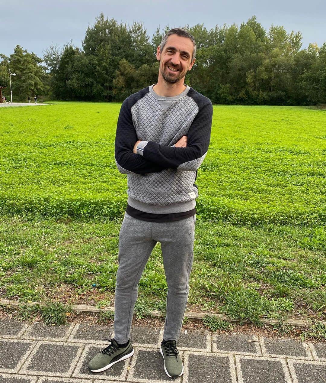 ロベルト・ヒルバートのインスタグラム：「Es gibt viele Wege im Leben die man gehen kann, richtig ist immer der, der dich Glücklich macht! #familie #leben #glück #believe #positivevibes #mh #baba #1903 #love」