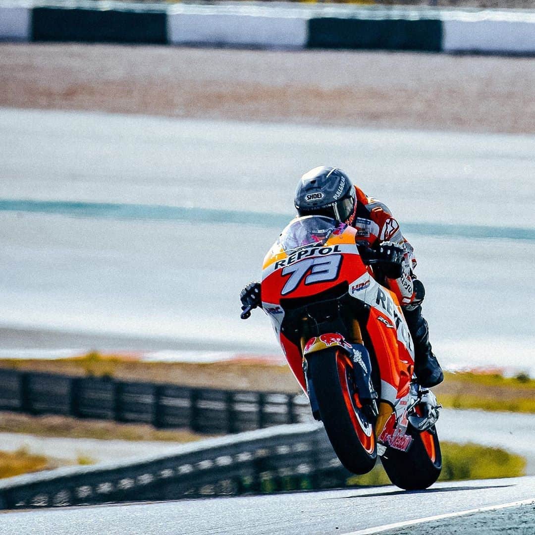 レプソル・ホンダのインスタグラム：「Beating the #WheelieWednesday buzzer」