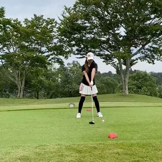 神崎美羽のインスタグラム：「レッスンでスイング治してもらってスライスが治ったと思ったら、今度はフック💦 グリップの握りも治してもらって練習中！  だけどまだ馴染まなくて、ドライバーは絶不調です😢  #golf #ゴルフ　#ゴルフ女子　#golfstagram #golfswing #golflife #golfwear #golfgirl #golftoday #GT birdies #ゴルフ好きな人と繋がりたい」