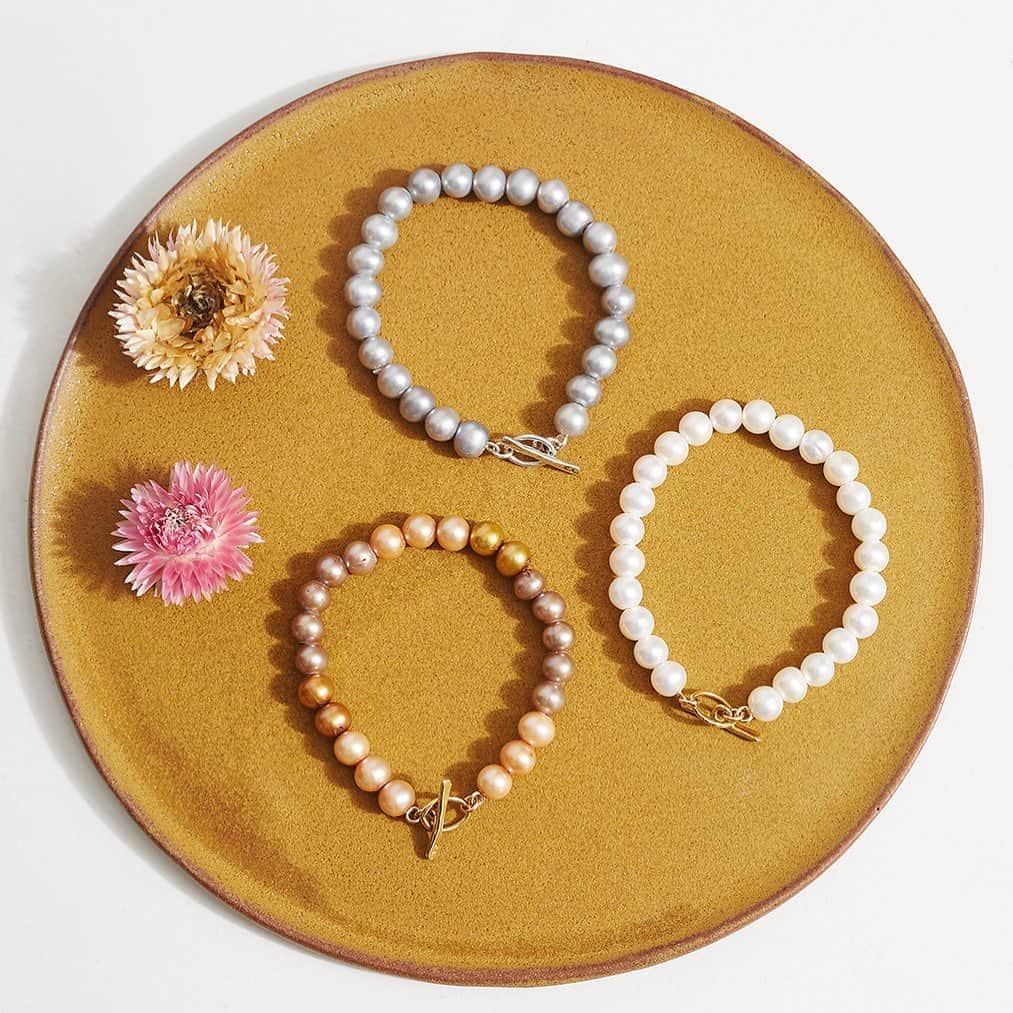 のインスタグラム：「Our Pearl Stretch Bracelets make styling as easy as 1-2-3.」