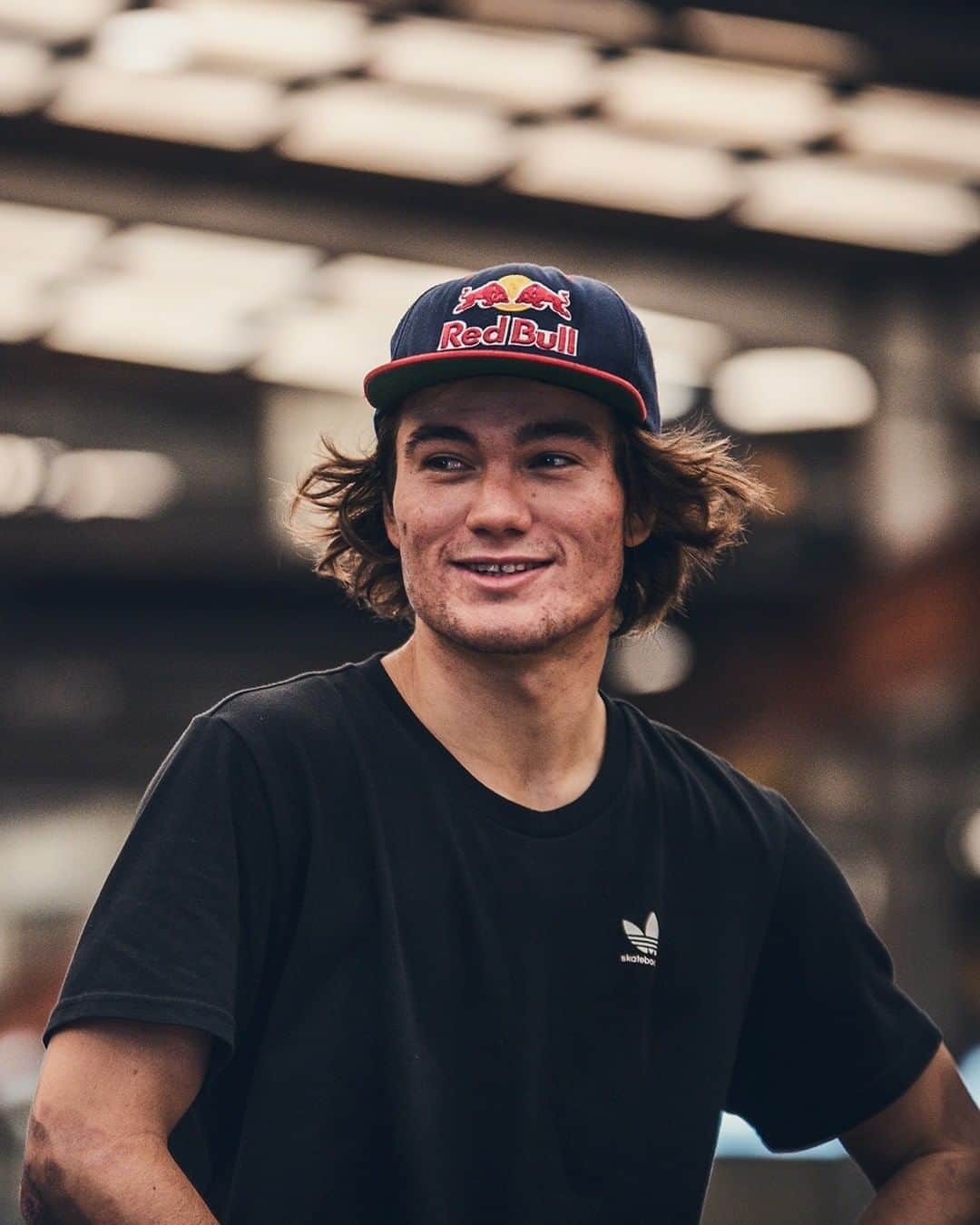 レッドブルのインスタグラム：「@alexsorgente made this gigantic roll-in look too easy 👏  🎥: @kameronpreuss @redbullskate #skateboarding #skate #fieldday #redbull #givesyouwings」
