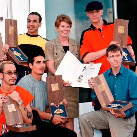 backstreetboysさんのインスタグラム写真 - (backstreetboysInstagram)「On this day in 1998, we were honored to be given keys to the city of Orlando; where our brotherhood began. 🙏🏻 We want to look back with you guys today! Post your favorite memories from over the years with #BackstreetBoysDay 🖤」10月8日 5時59分 - backstreetboys