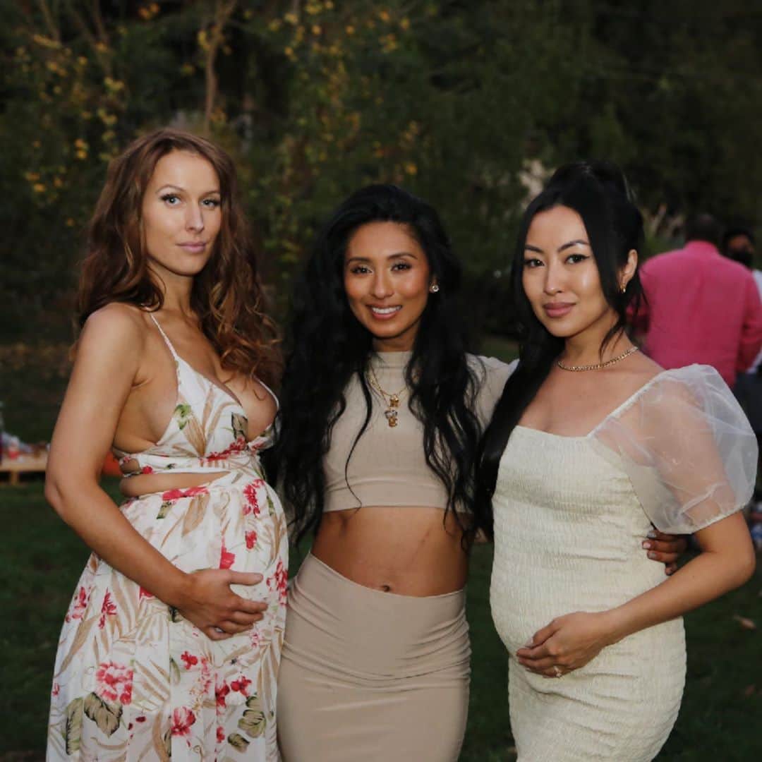 シェネルのインスタグラム：「So who would’ve thought. Me and ma glam squad prego at the same damn time. Lol we all turned on our quarantine lights and boom. 3 babies on the way lol love these beauties. Been working with them for literally years!!!! Love you girls @makeupbyjuliataylor @tee.hair All the shoots you’ve seen I couldn’t have done it without them... our hubbies not too bad either lol #quarantinebabies」