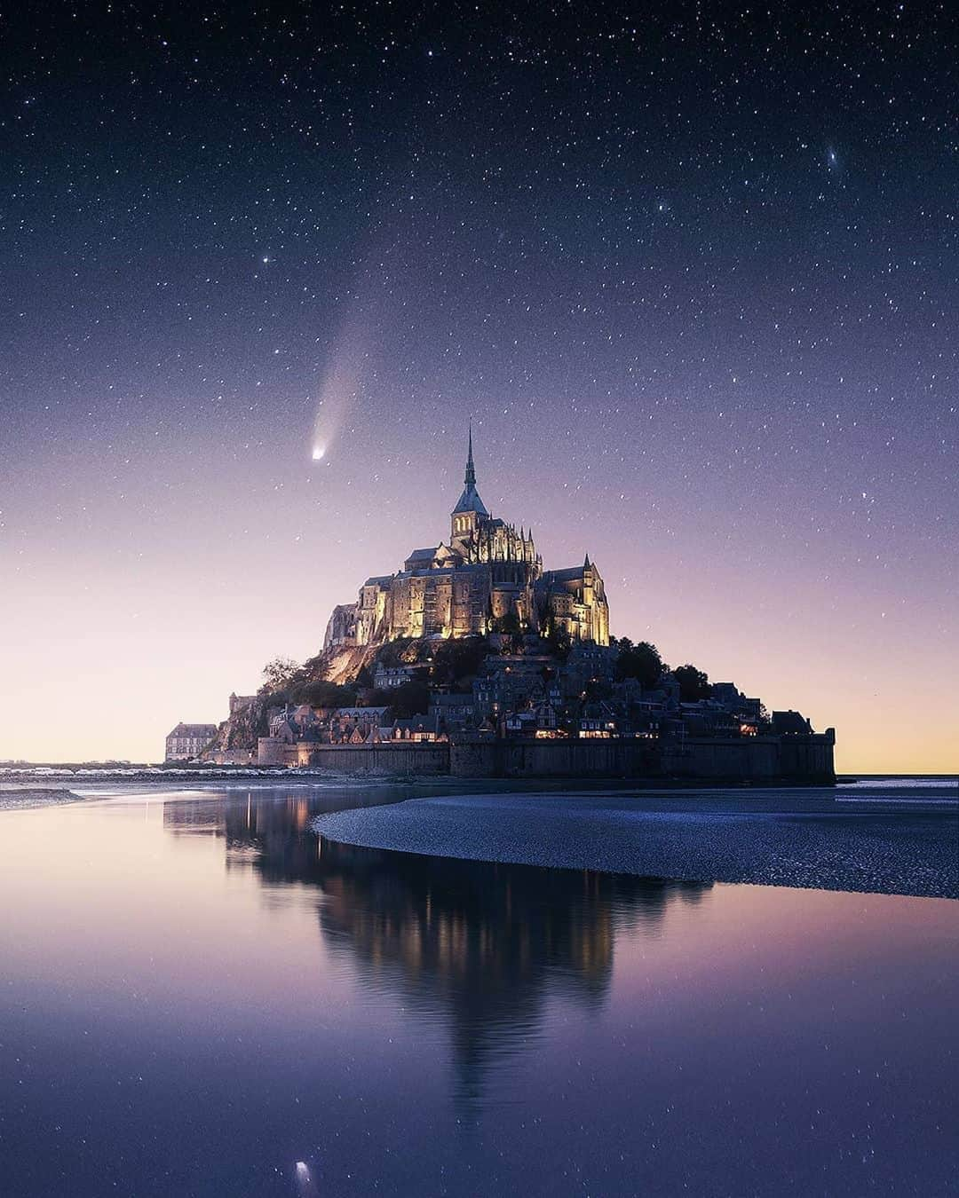 Canon Photographyさんのインスタグラム写真 - (Canon PhotographyInstagram)「Starry nights at Mont Saint-Michel 🏰 Photography // @toneback & @beboy_photography Curated by @steffeneisenacher  #montsaintmichel #refelctions #neowise #cometneowise #nightphotography」10月8日 6時03分 - cpcollectives