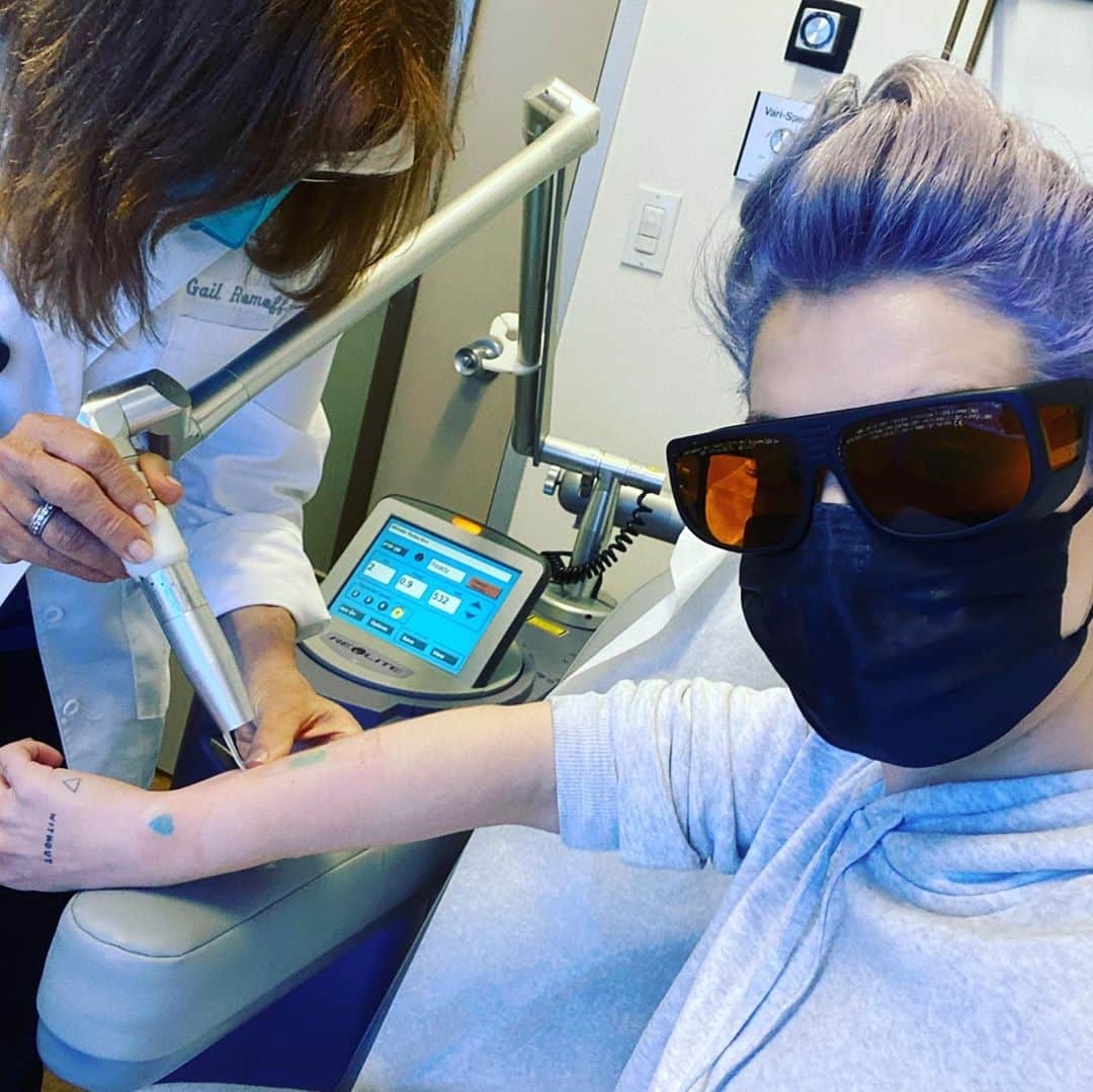 ケリー・オズボーンのインスタグラム：「Who else knows how bad this hurts??? It’s 1000000000000 times worse then getting the tattoo!!! 🥺」