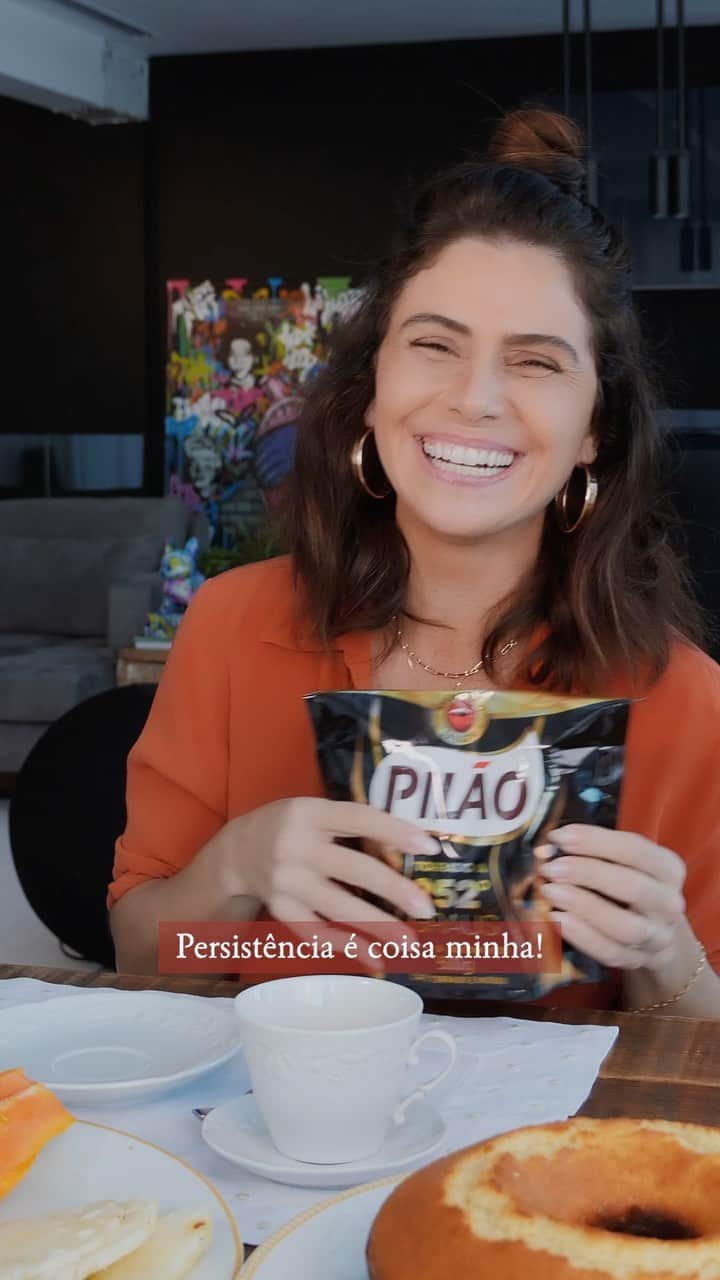 Giovanna Antonelliのインスタグラム：「Oieeee gente ❤️ vou contar um segredo sobre mim: eu AMO um cafezinho no final de tarde. Por isso que eu adorei o Pilão 252º, ainda mais depois que descobri sobre a credencial da marca “torra lenta”, um processo que exige maturidade e persistência, algo que demora um tempo pra atingir a melhor qualidade. Falou sobre persistência, é comigo mesma. Toda a minha trajetória aconteceu porque eu persisti, não desisti, sonhei e acreditei. A persistência é o que nos move até o sucesso. E nisso, eu e @cafepilao nos identificamos muito 🌟 Agora eu quero saber sobre você, me conta aí nos comentários uma história sua de persistência! ❣️#ForçaQueTeDáForça #ad」