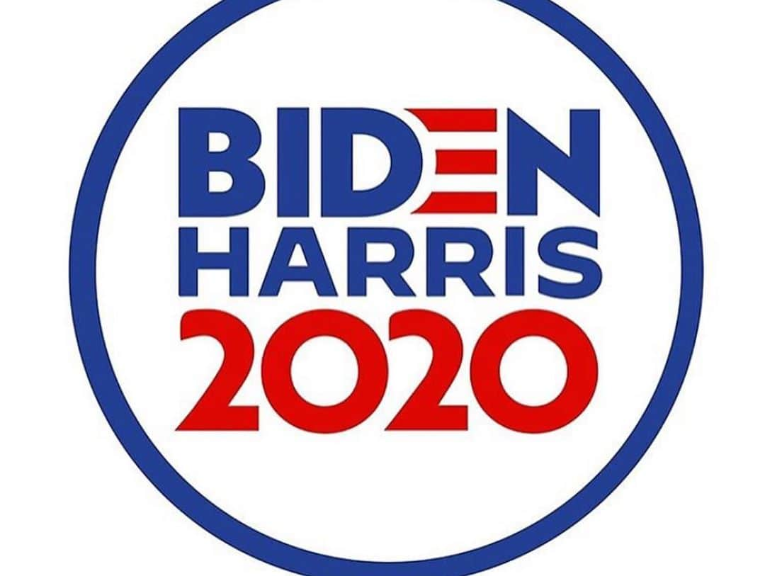 ジョーイ・キングさんのインスタグラム写真 - (ジョーイ・キングInstagram)「My hobbies include 1: building the perfect bagel 2: eating said perfect bagel  3: voting for Biden/Harris by mail.  4: wearing a mask」10月8日 6時23分 - joeyking