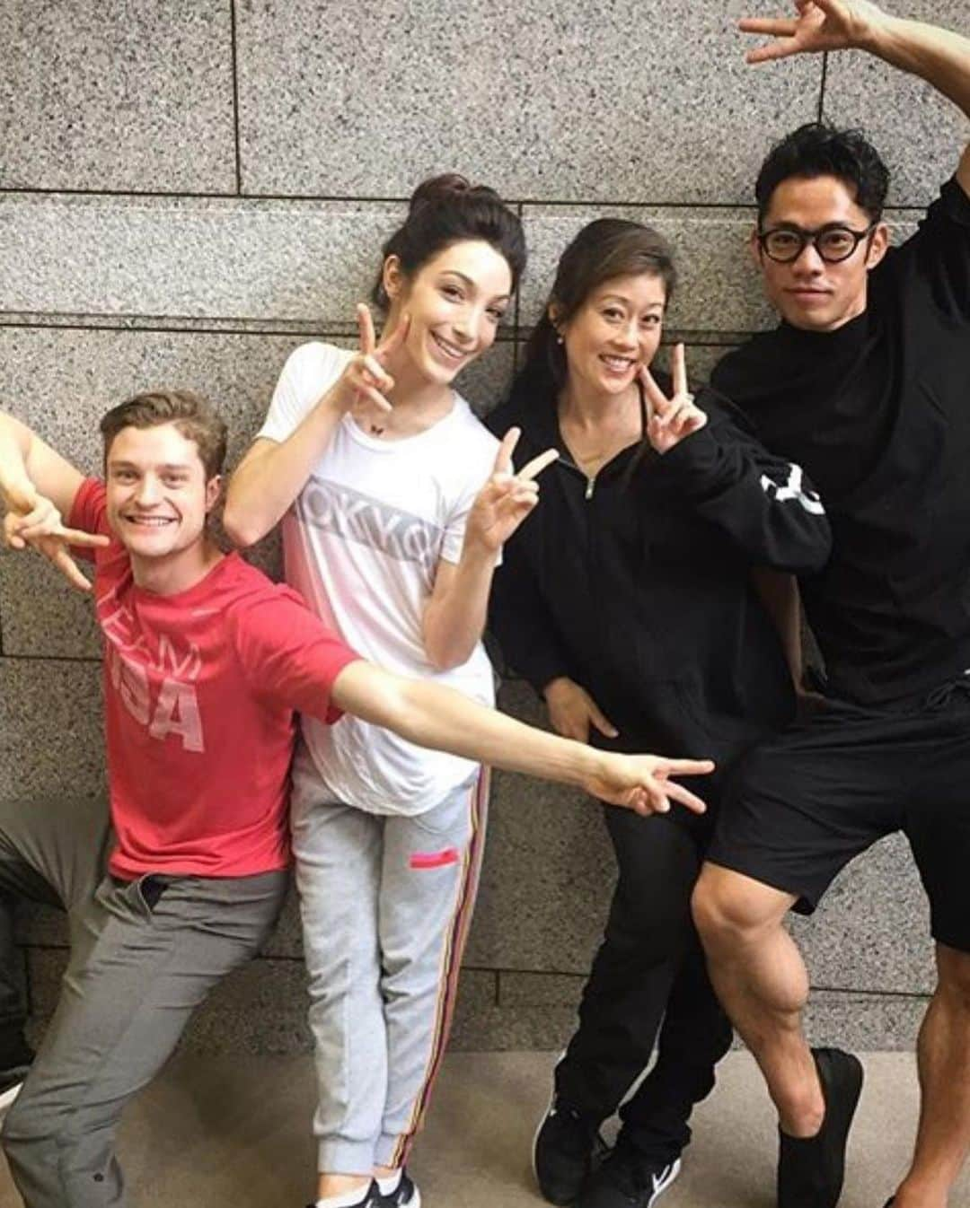 メリル・デイヴィスさんのインスタグラム写真 - (メリル・デイヴィスInstagram)「They say meeting your idols isn’t always a good idea... well, when it comes to @kristiyamaguchi, that couldn’t be further from the truth. Icon status aside, you won’t meet a kinder, lovelier, or more humble human. (She’s also hilariously silly and loves to dance!)💃🏻 While we can’t all be together to celebrate in-person galas or enjoy live skating shows right now, Kristi and her @alwaysdream foundation will be broadcasting a virtual event on Oct 21st! You can visit the link in my bio to sign up for the event. ⛸ This broadcast will support the work Kristi’s Always Dream Foundation is doing to provide early childhood literacy tools for families in need. Hope you’ll join us! Xo」10月8日 6時47分 - meryledavis