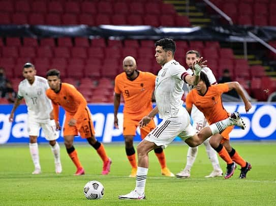 ラウール・ヒメネスさんのインスタグラム写真 - (ラウール・ヒメネスInstagram)「Gran trabajo y esfuerzo de todos @miseleccionmx 🇲🇽⚽️💪🏼👍🏼#vamosmexico #pasiónyorgullo」10月8日 6時51分 - raulalonsojimenez9