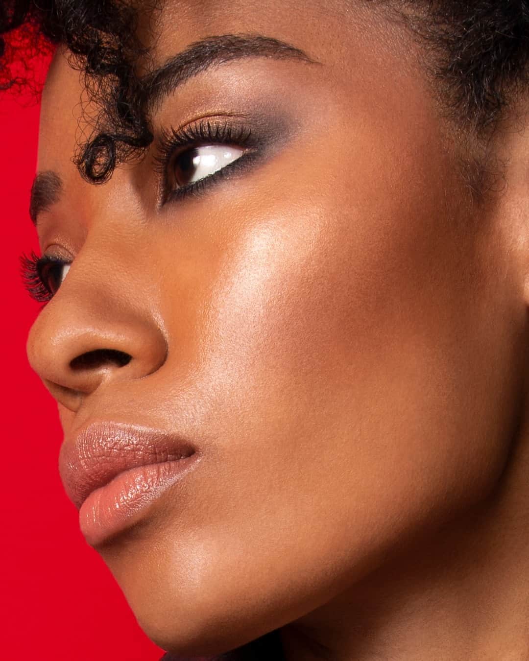 Smashboxのインスタグラム：「Kiss traditional contouring goodbye this season. Sculpt with COLOR using our new Halo Cheek Palette ♥️⠀⠀⠀⠀⠀⠀⠀⠀⠀ ⠀⠀⠀⠀⠀⠀⠀⠀⠀ FEATURING:⠀⠀⠀⠀⠀⠀⠀⠀⠀ ⚪️Soft Pearl Powder (Cool Champagne with Multi-colored Pearl)⠀⠀⠀⠀⠀⠀⠀⠀⠀ ⚪️ Radiant Rose Putty (Cool Mauve)⠀⠀⠀⠀⠀⠀⠀⠀⠀ ⚪️Rich Gold Powder (Bronze with Warm Pearl)⠀⠀⠀⠀⠀⠀⠀⠀⠀ ⚪️Copper Rose Putty (Red Coral with Warm Pearl)」