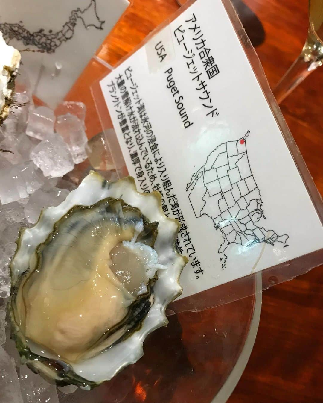 吉山りささんのインスタグラム写真 - (吉山りさInstagram)「『Oysterbar&Wine BELON 神保町』さんへ🥂🍷🍾🍽✨  しゅわしゅわで乾杯〜🥂  ウニから始まり大満足の牡蠣料理🍽✨  兵庫 北海道 アメリカ の生牡蠣  それぞれ全く違う弾力感とお味で  これ、何皿でもいけちゃう🤩💕（笑）  白ワインも2種類出して頂きました✨  焼き牡蠣も実がプルン✨ ガーリックバターと牡蠣って合う〜😍  店内混んでいたのに お肉の時は 赤ワイン🍷をサッと出してくれ感動🥺  牡蠣のペペロンチーノも最高に美味しくて  コースじゃ考えられない量にも大満足😋（笑）  優しい接客も居心地も最高でした🇮🇹  お料理、おもてなし、居心地 絶対また行きたい🥰🌹  吉山りさ、勝手にオススメします💕  ご馳走様でした🙇🏻‍♀️✨   #belon神保町 #神保町イタリアン #牡蠣 #生牡蠣 #神保町グルメ #海のミルク #レストラン #接客 も素晴らしい💕#居心地いい #おもてなし #美味しかった です🙇🏻‍♀️ #オイスターバー #ワイン #ワイン女子 #wine #しゅわしゅわ #泡 #🥂 #🍷   #吉山りさ #グルメ #女子会   全部美味しかった〜🥰💕  あじゅ💋またデートしよ〜ね👯‍♀️✨」10月8日 7時00分 - oreorerisa