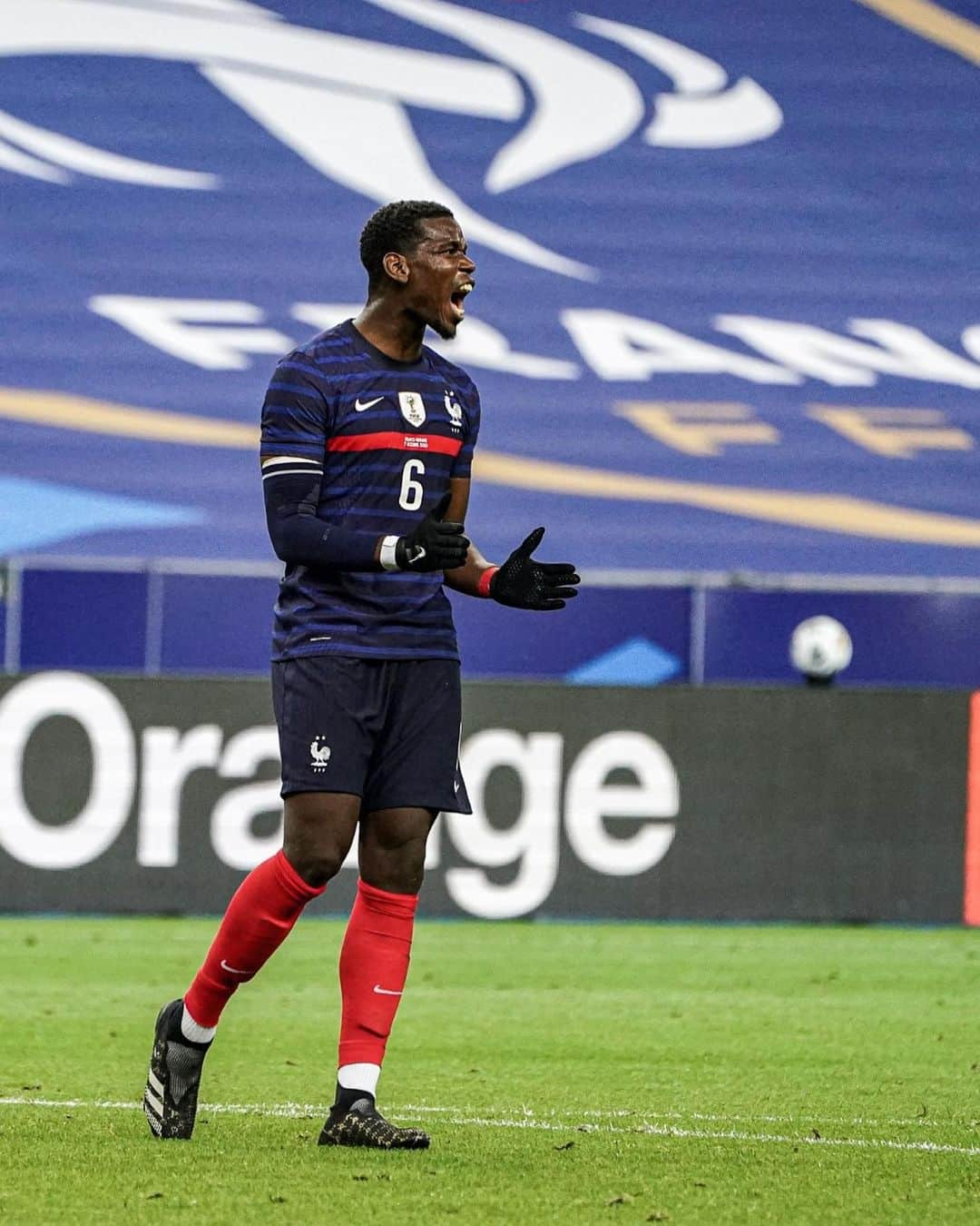 ポール・ポグバさんのインスタグラム写真 - (ポール・ポグバInstagram)「Victoire ✌🏾 70selections😱 it’s always an honor for me to wear this shirt 🇫🇷 just happy 😁 @equipedefrance #poghappy」10月8日 7時18分 - paulpogba