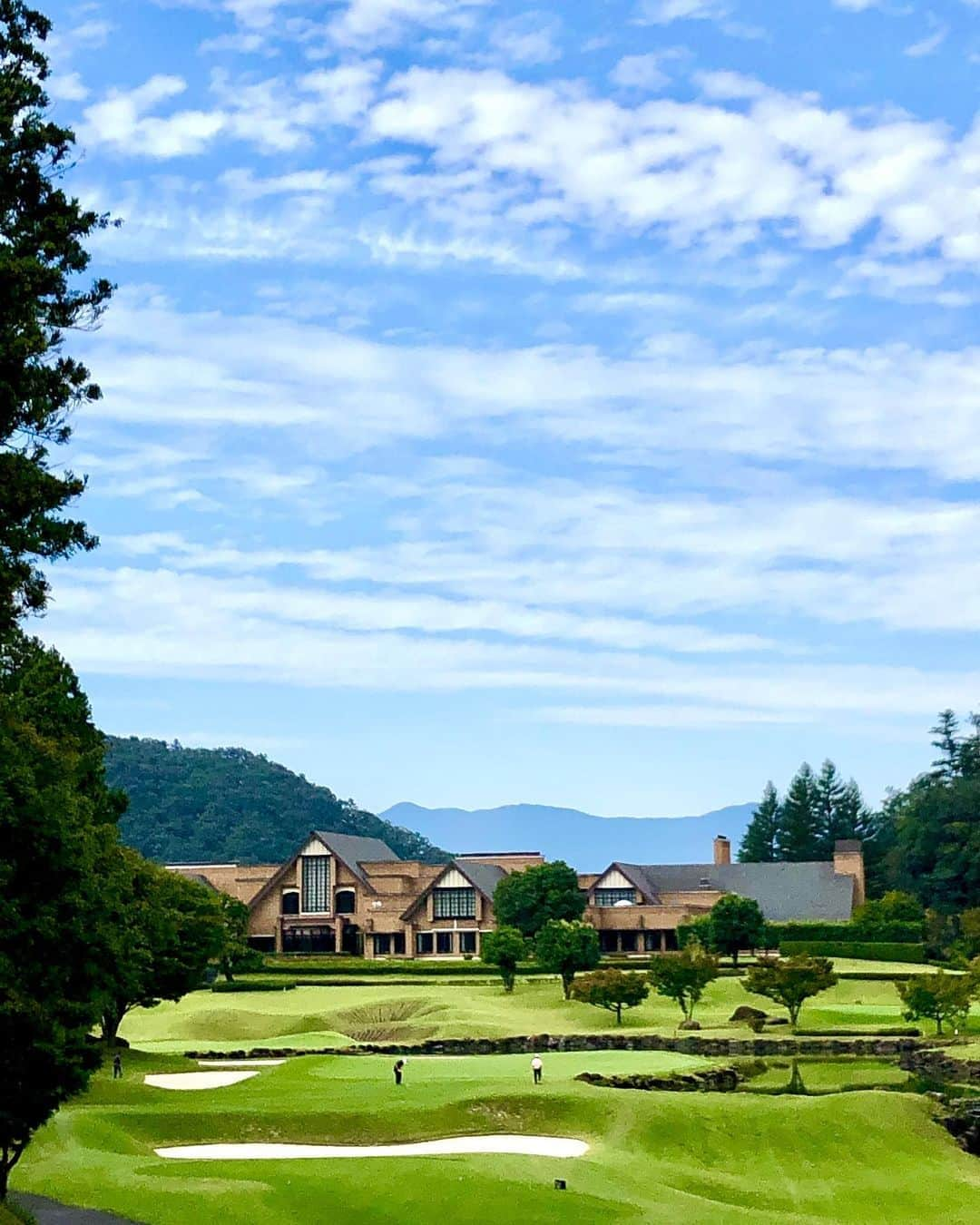 箕輪玖美さんのインスタグラム写真 - (箕輪玖美Instagram)「ちょっとご無沙汰のメンバーコース⛳️  調子良かったハズが、ショートでまさかの＋6… 結局100オーバー😂  紅葉にはまだ早かったけど、満開の金木犀の香りに包まれた、ご機嫌な1日でした🥰  #メイプルポイントゴルフクラブ  #メンバーコース #ゴルフ女子  #ゴルフ好きな人と繋がりたい #山梨 #アウトドア大好き #スポーツの秋  #金木犀 #モデル #箕輪玖美」10月8日 7時12分 - kumi.111