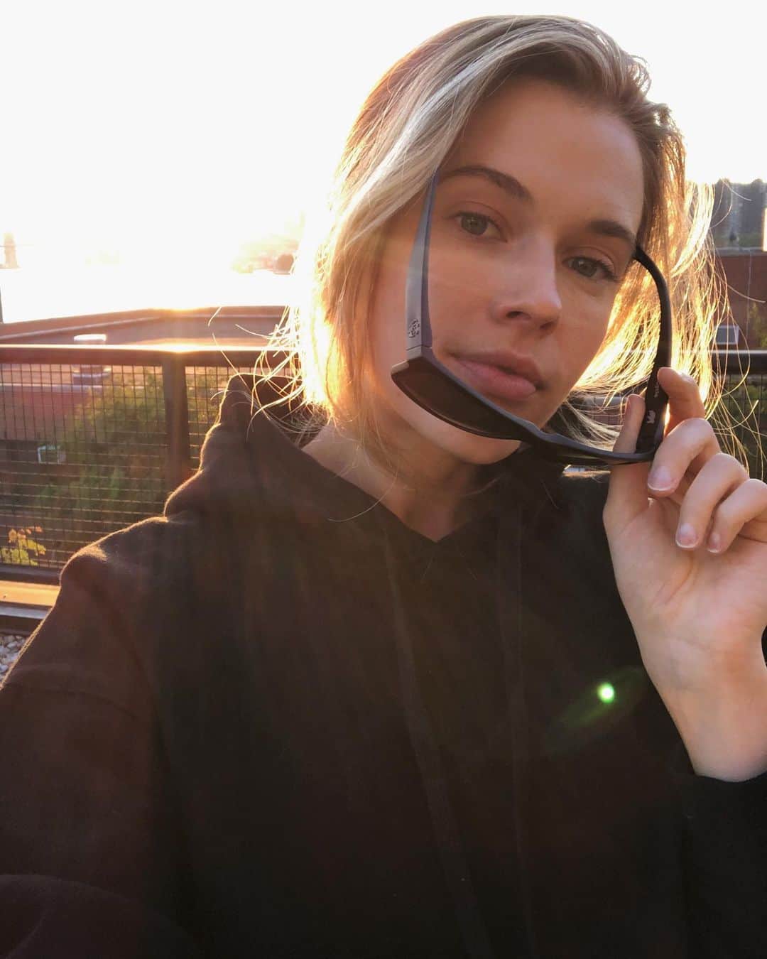 Victoria Leeのインスタグラム：「🌊Made from once deadly commercial gill net pulled from the northern Great Barrier Reef, @wwf_australia have teamed up with @arisecollective and @visiondirect_au to create these sustainable “ReefCycle” sunnies😎 Each pair contributes to @wwf_australia’s ongoing conservation efforts to help establish a Net-Free North and has a picture of the marine animal YOU are helping protect (if you can see the turtle on the inside of mine 💙). The #NetFreeNorth campaign aims to ban lethal commercial gill nets from operating in Far North Queensland, one of the worlds largest Dugong haven’s - amongst many other marine life! Visit https://www.wwf.org.au to learn more and order your pair🙌🏼✨🐠🐋」