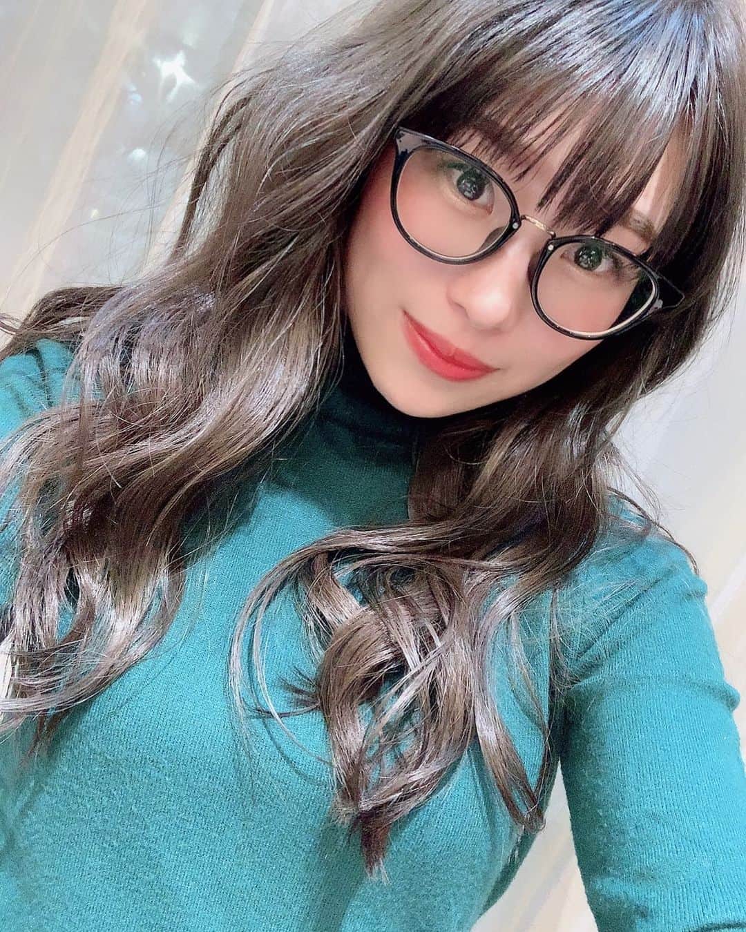 竹本ちえのインスタグラム：「. 髪つやつや✨ 髪色めっちゃ気に入っている🥺💗 透明感カラー！これが表参道……✨ 仕事終わり行ったから眼鏡🐢 ・ ・ ・ 思い通り以上のカラーにしてくれる ▶︎りょーや氏✂️( @ryouya_kokumai ) ありがとう〜😊！ ・ ・ ・ ・ ・ #goodmorning  #hairstyle #hair #longhair #haircolor  #japan #japanesegirl ⠀ #selfie #me #tokyo⠀ #instagood #followme ⠀ #instalike #努力工作 #早上好⠀ #自撮り #写真好きな人と繋がりたい  #黒髪 #透明感カラー #表参道 ⠀ #ヘアアレンジ #前髪 ⠀ #ロングヘア #スーパーGT⠀ #レースクイーン」
