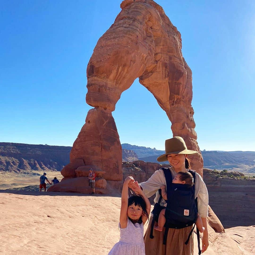 ayanoさんのインスタグラム写真 - (ayanoInstagram)「road trip'20 ② . 次に向かったのはArches National Park⛰ ． いろんな人に勧められてたんだけど 自然にできたアーチたちが雄大で感動的でした✨ . ただ下調べをまったくしてなくて パーキングから5分くらい行ったらアーチがあると思ってたら なんとそこから1.5マイルも歩くことに… 辛うじて看板見て気づいたから飲みものとか装備を整えることができたけど 完全に服装のチョイス失敗しました😂 汗だくになりながら往復2時間以上の道のり… りぃたんもジロケン氏のキャリーバックパックに乗ったり歩いたりしながらがんばりました‼︎ 自然を守るためにはこの道のりも必要だな と納得の絶景が待ってましたよ😊 . . . でもその帰り道…パーク内で車のエンジントラブル😱 電話も圏外だしどうしたものかと とりあえず通りすがりの人に手を振ってみたら 1台目で即止まってもらえ 一緒にあーだこーだと悩んでくれて 結局その場ではどうしようもできないのでパークレンジャー呼んでくるよ！と呼びに行ってくれました🙌 その後なんとか車も動いたので 翌日朝イチで修理へ！ そこでも予約パンパンの工場のおじさんが 合間を縫って修理をしてくれてその後車はすこぶる快調へ✨ トラブルには焦ったけどたくさんの人たちの優しさに感激したできごとでした🥰」10月8日 7時25分 - bamvet