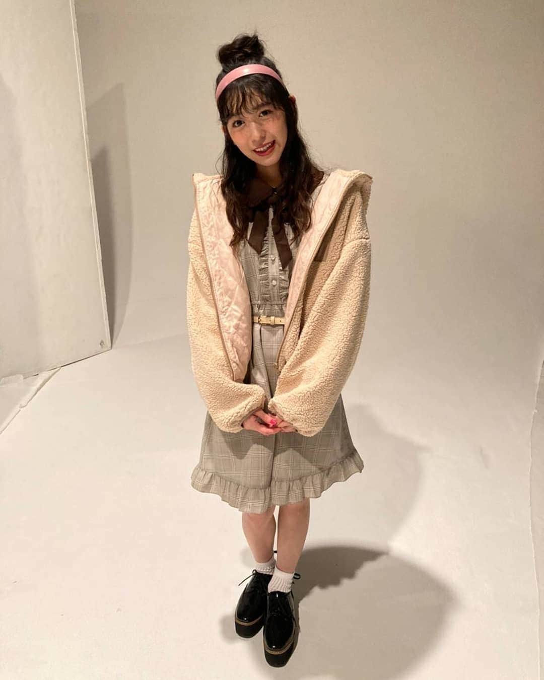 小泉遥香のインスタグラム：「#超ときめき♡宣伝部 が、 #SPINNS の、アウタービジュアルモデルをさせて頂いております！  私が着用しているのはボアフードブルゾン💗🧸  もこもこで暖かくてとっても可愛いので、皆さんもぜひおそろっちにして、ガーリーあざとドールになっちゃいましょう😎😎👍👍🥰🥰  #Instaharum #超とき宣 #SPINNS #ガーリーあざとドール #ガーリー #モデル #女子 #下のワンピースもとっても可愛いよね😋 #小泉遥香 #おはる」
