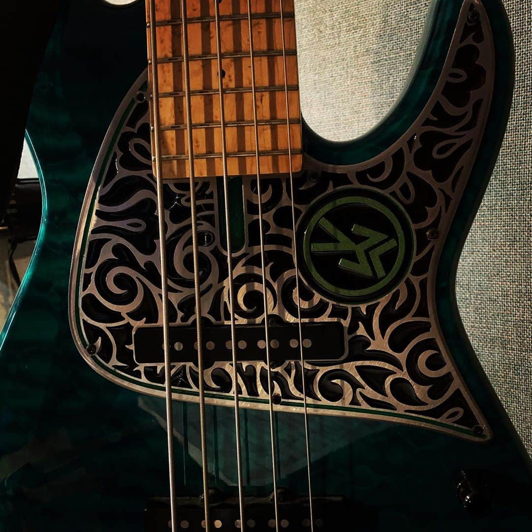 ヴィクター・ウッテンのインスタグラム：「That pickguard tho’! 😳 @alperiouspickguard」