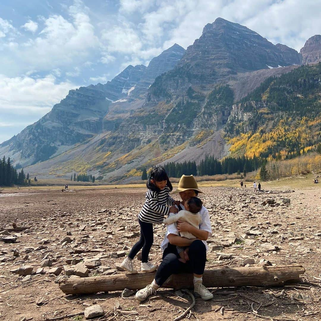 ayanoさんのインスタグラム写真 - (ayanoInstagram)「road trip'20 ③ . 翌日はコロラド に戻ってきてAspen & Mroon Bellsへ🏔 . 9:45のバスを予約していたので 9時には着いてのんびりしていたのだけど 出発直前次女ちゃんの💩爆弾で アワアワしてたらバスを乗り遅れるという いきなりの大ピンチ😱 バスは数日先まで予約でいっぱいだったけど チェックインは先に済ませていたので すんなり10時のバスに乗せてもらえました🤗 . 前には次女ちゃんのエルゴ 後ろにはランチや飲みものを詰めたリュック と重装備だったけど Maroon Bellsはちょうど黄葉の美しい時期で 自然を満喫しながらハイクしてきましたよ👍 . Maroon Bellsは湖に山が鏡のように映った絶景が見どころなんだけど Maroon Lakeは水が半分くらい… Crater Lakeにいたっては完全に干上がってました😂 . でもりぃたんも終始ごきげんでハイクしてたし （ところどころまたジロケン氏のキャリーバックパックに乗せてもらいながら…） 黄葉も堪能できて大満足でした😊❤️🍂」10月8日 7時32分 - bamvet