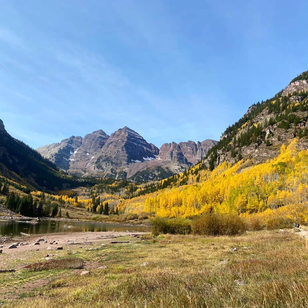 ayanoのインスタグラム：「road trip'20 ③ . 翌日はコロラド に戻ってきてAspen & Mroon Bellsへ🏔 . 9:45のバスを予約していたので 9時には着いてのんびりしていたのだけど 出発直前次女ちゃんの💩爆弾で アワアワしてたらバスを乗り遅れるという いきなりの大ピンチ😱 バスは数日先まで予約でいっぱいだったけど チェックインは先に済ませていたので すんなり10時のバスに乗せてもらえました🤗 . 前には次女ちゃんのエルゴ 後ろにはランチや飲みものを詰めたリュック と重装備だったけど Maroon Bellsはちょうど黄葉の美しい時期で 自然を満喫しながらハイクしてきましたよ👍 . Maroon Bellsは湖に山が鏡のように映った絶景が見どころなんだけど Maroon Lakeは水が半分くらい… Crater Lakeにいたっては完全に干上がってました😂 . でもりぃたんも終始ごきげんでハイクしてたし （ところどころまたジロケン氏のキャリーバックパックに乗せてもらいながら…） 黄葉も堪能できて大満足でした😊❤️🍂」