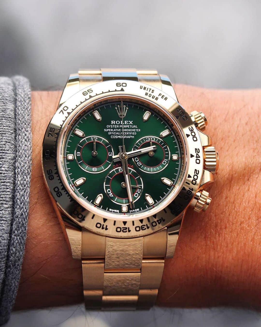 Daily Watchさんのインスタグラム写真 - (Daily WatchInstagram)「Rolex Daytona in yellow gold with green dial. The first gold watch from Rolex to sell above retail price on the secondary market 🔍👀 Photo by @watchrookiee」10月8日 7時34分 - dailywatch
