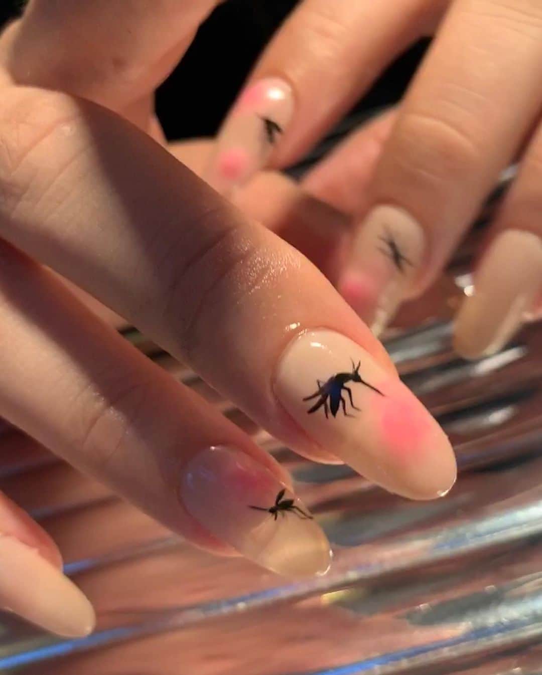Mei Kawajiriさんのインスタグラム写真 - (Mei KawajiriInstagram)「@harinef got mosquitoes 🦟 bite on the nails 😭💕💅 agh , it’s already bumpy 🦟😭 itchy itchy 🦟🦟🦟🦟🤣🤣🤣🤣💕💕💕💕💫💫💫💫 #Nailsbymei #虫刺され　#蚊に噛まれちゃった」10月8日 7時44分 - nailsbymei