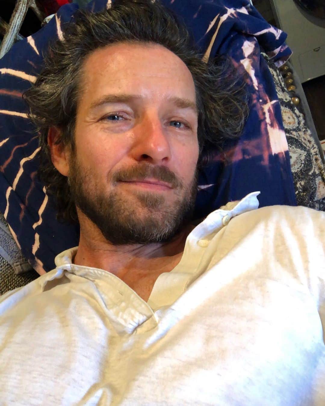 イアン・ボーエンのインスタグラム：「Pre-debate position. * Pillow case by @myrrhe *」