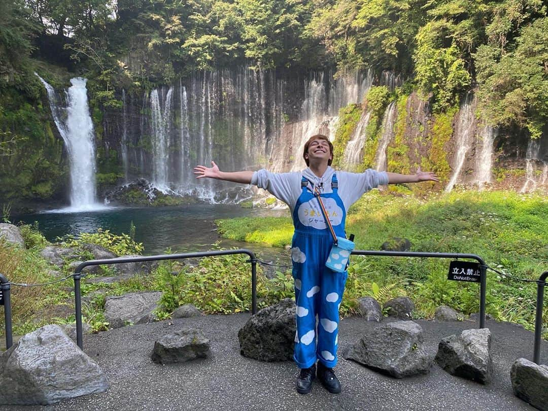 マーティンさんのインスタグラム写真 - (マーティンInstagram)「. うまいもんジャーニー再開1発目、静岡県の旅はいかがでしたでしょうか！  白糸の滝に感動したので共有！ TikTokにも載せておきます！  そして明日からは新潟県のうまいもんを紹介します！！！  んーーー、YESマーティン！！！  #ZIP! #うまいもんジャーニー #静岡県 #白糸の滝 #新潟県 #yesマーティン #いただきマーティン」10月8日 18時37分 - martin.world