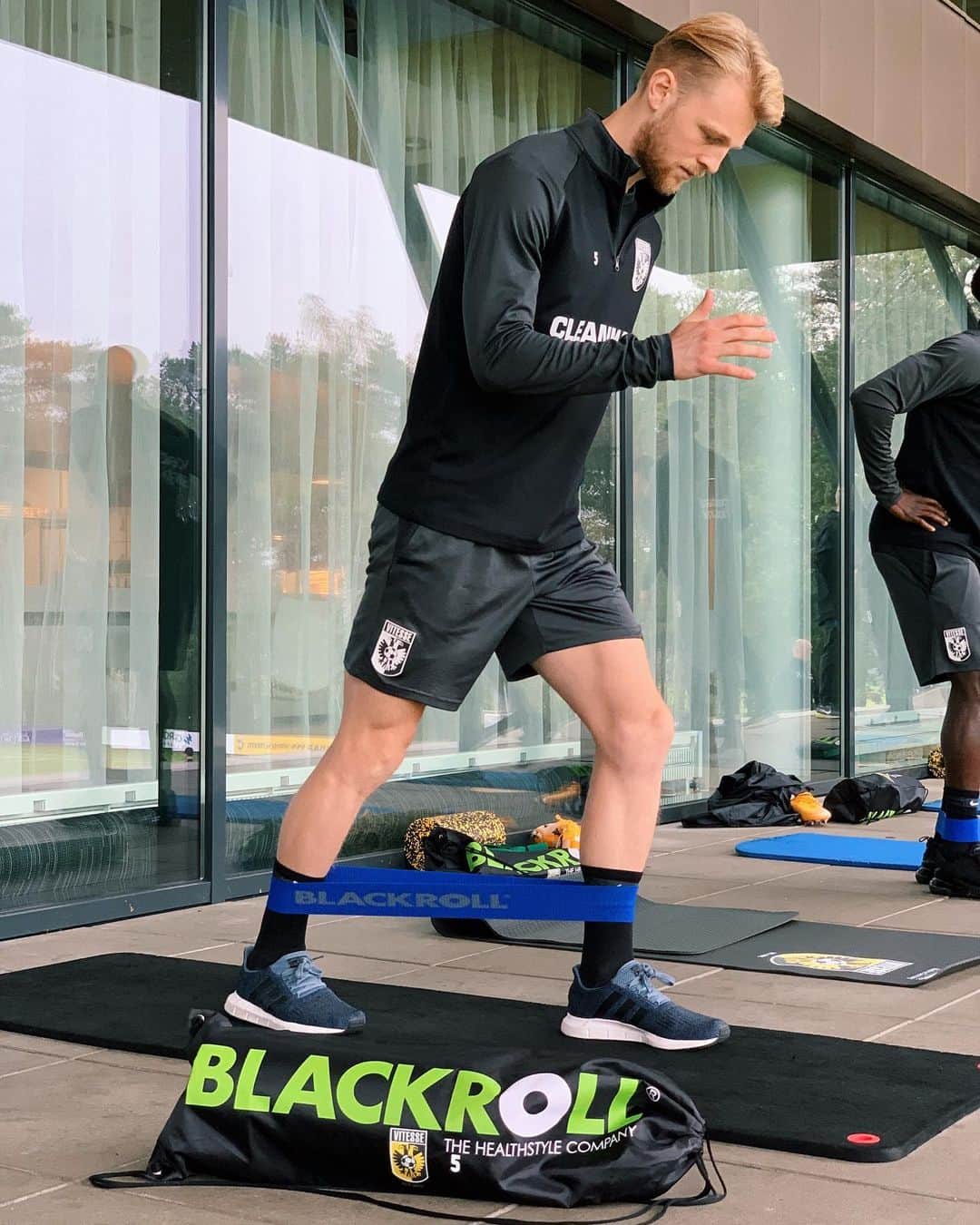 フィテッセさんのインスタグラム写真 - (フィテッセInstagram)「Work-out 🤸🏻‍♂️  #Vitesse #keeprolling #blackroll #performstronger #recoverbetter」10月8日 18時38分 - mijnvitesse