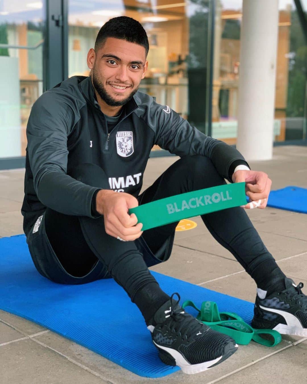 フィテッセさんのインスタグラム写真 - (フィテッセInstagram)「Work-out 🤸🏻‍♂️  #Vitesse #keeprolling #blackroll #performstronger #recoverbetter」10月8日 18時38分 - mijnvitesse