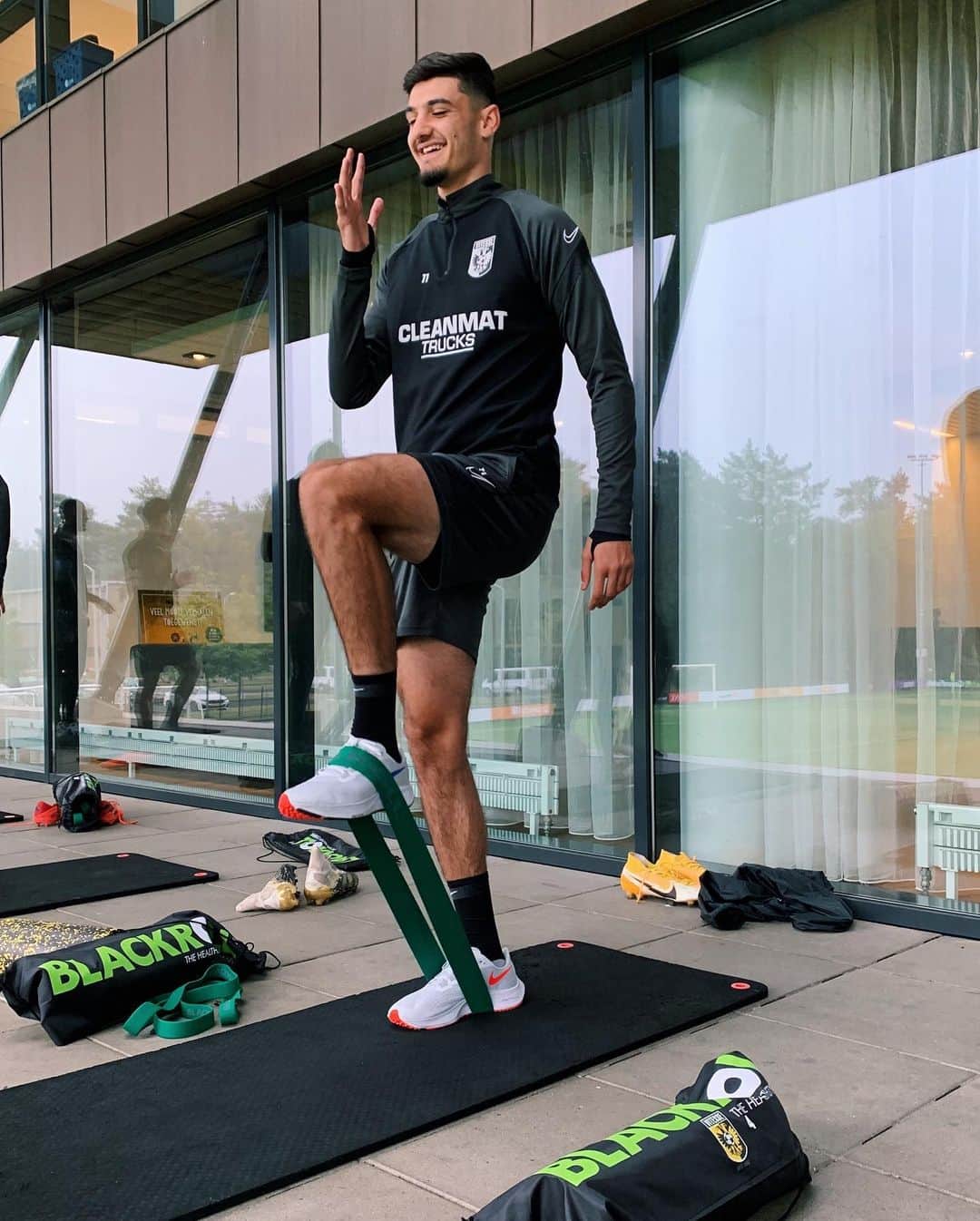 フィテッセさんのインスタグラム写真 - (フィテッセInstagram)「Work-out 🤸🏻‍♂️  #Vitesse #keeprolling #blackroll #performstronger #recoverbetter」10月8日 18時38分 - mijnvitesse