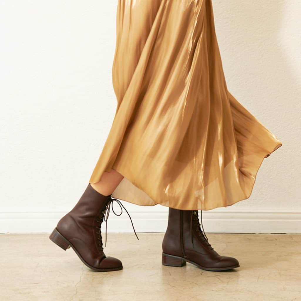 LOUNIE（ルーニィ）さんのインスタグラム写真 - (LOUNIE（ルーニィ）Instagram)「《LOUNIE WINTER》"持っていてよかった！"を必ず実感できる、ほんのりシアーなふんわりスカート。コーデが"秒"で華やかに✨ ㅤㅤㅤㅤㅤㅤ 『光沢スカート』は様々なシーンに合わせやすい万能ボトムス。パーカー×スニーカーのアクティブな着こなしを大人っぽく仕上げたり、レースブラウスやジャケットを合わせて華やかにまとめても。 シンプルなワンツーコーデが、"秒"で決まります☆ ㅤㅤㅤㅤㅤㅤ Skirt(10613220②)¥22000+tax Knit(10638210③)¥17000+tax ㅤ #LOUNIE#lounie#ルーニィ#2020aw#fashion#agreable#ボリュームスカート#光沢スカート#ざっくりニット#時短コーデ」10月8日 18時38分 - lounie_jp